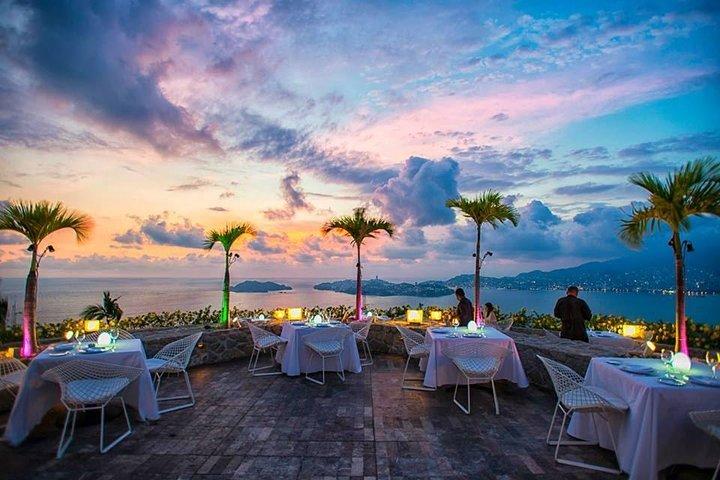 Super DeLuxe Bella Vista Abendessen & 1 Getränk + 2 Getränke bei CliffDivers