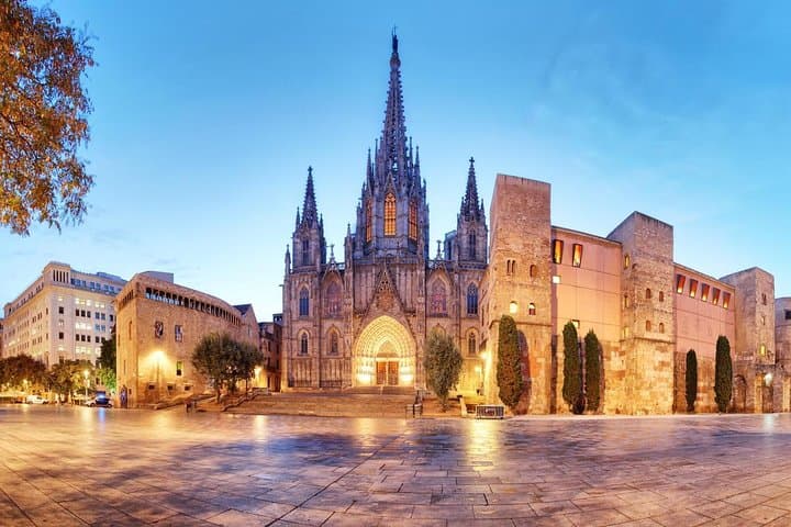 Small Group Barcelona Walking Tour, Flamenco Show & Tapas Dinner