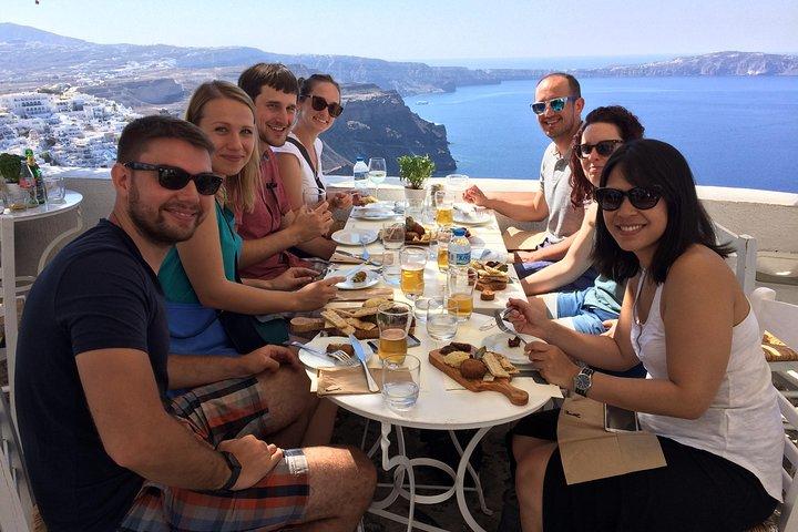 Tour gastronómico por Santorini: tour de medio día para grupos pequeños por Fira con degustaciones