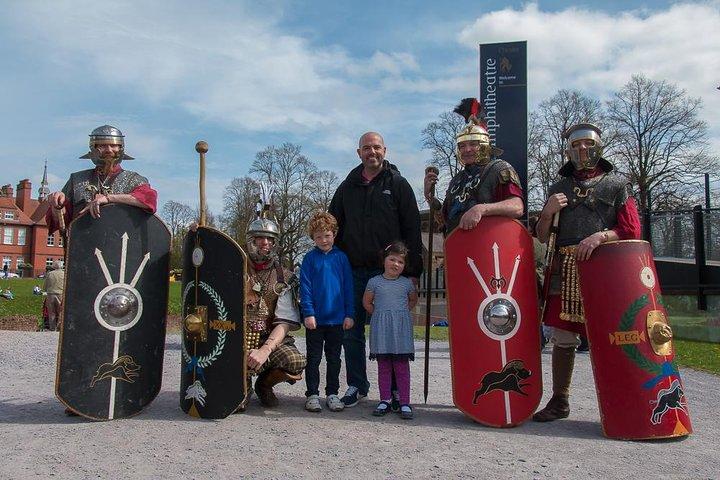 Fascinerande promenadturer från Roman Chester med en äkta romersk soldat