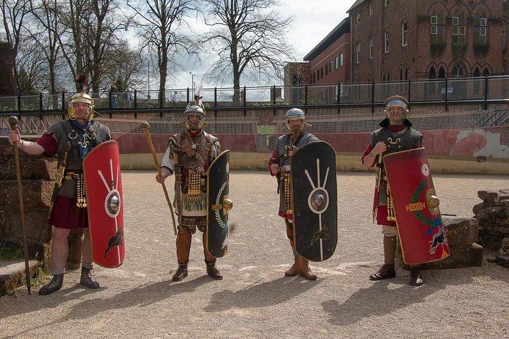 Fascinerande promenadturer från Roman Chester med en äkta romersk soldat