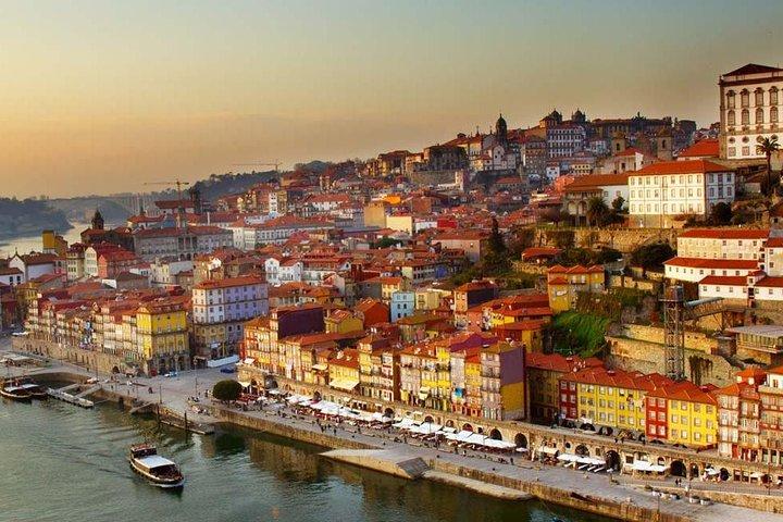 Private Transfer LISBON/PORTO w.guided stops-Vælg 2 fr.the liste