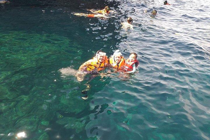 Excursão de um dia nas Ilhas Phi Phi e Khai Island a partir de Phuket em Speedboat