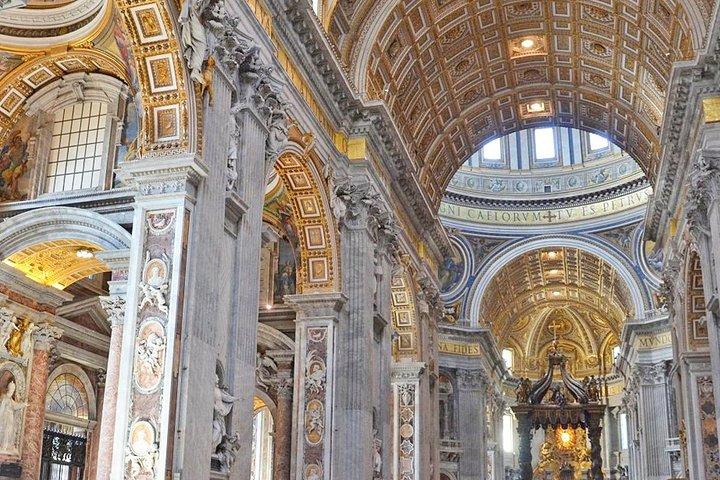 Passeio de crianças pela linha do Vaticano e Capela Sistina