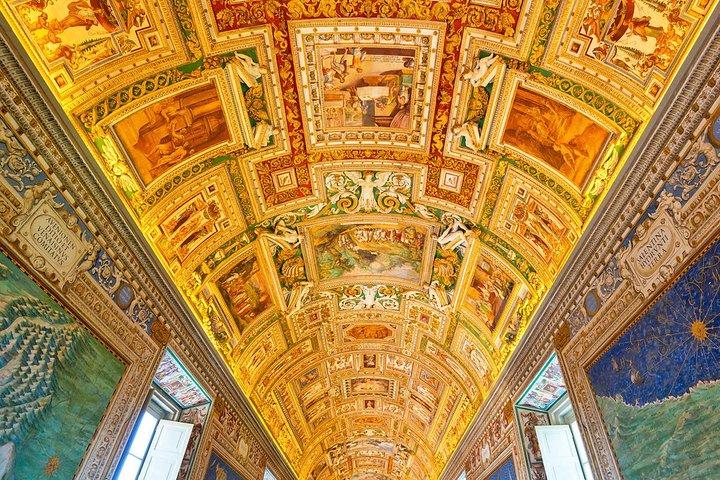 Passeio de crianças pela linha do Vaticano e Capela Sistina