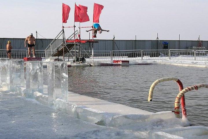 ロープウェイと氷上スイミングショーによる松花河を越えるハルビンシティグループツアー