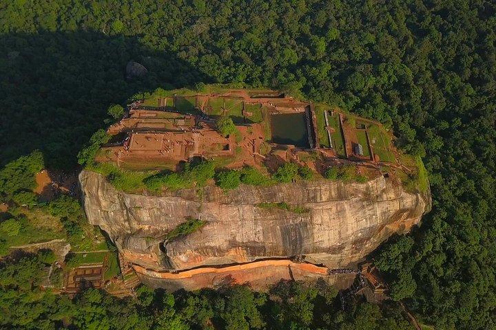 Vanuit Kandy: Sigiriya Rock, Dambulla Cave, dorpstour met lunch