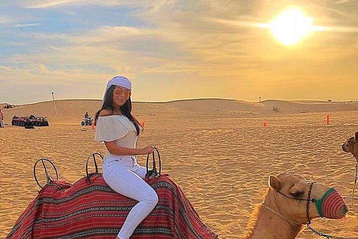 Sun Downer Desert Safari com Trekking Camel, churrasco e jantar buffet