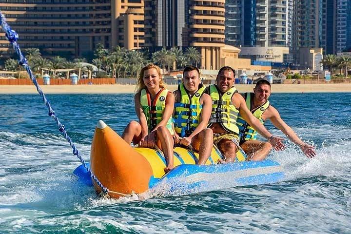 Faça um passeio inflável emocionante na Marina de Dubai