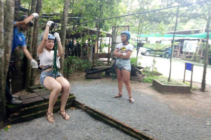 Randonnée et visite privée de tyrolienne au départ de Chiang Mai + village karen