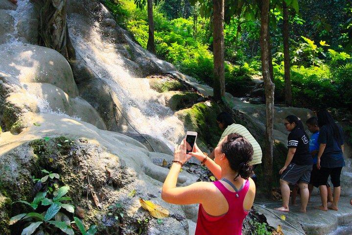 Bestig Sticky Waterfall Like a Spiderman