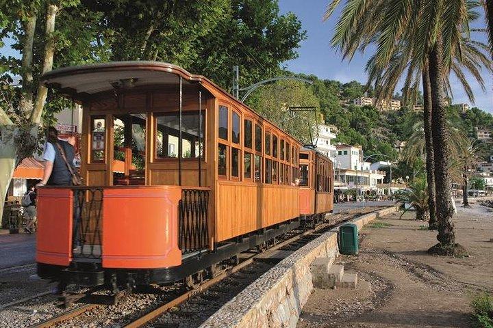 Port de Soller avec train et tramway à Majorque, excursion d'une demi-journée