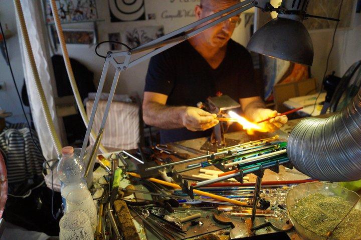 ガラスのアートワークを作成する: ヴェネツィアの地元の職人とのプライベート レッスン
