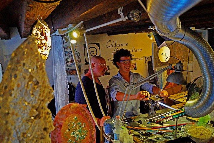 ガラスのアートワークを作成する: ヴェネツィアの地元の職人とのプライベート レッスン