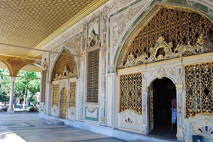 Istanbul Half Day Afternoon Tour: Topkapi Palace and Little Hagia Sophia