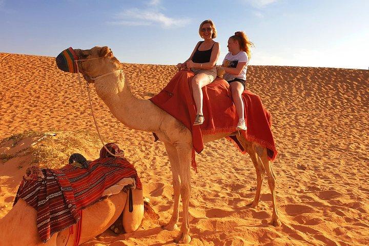 Safari matinal dans le désert avec traversée des dunes en 4x4, balade à dos de chameau et sandboard