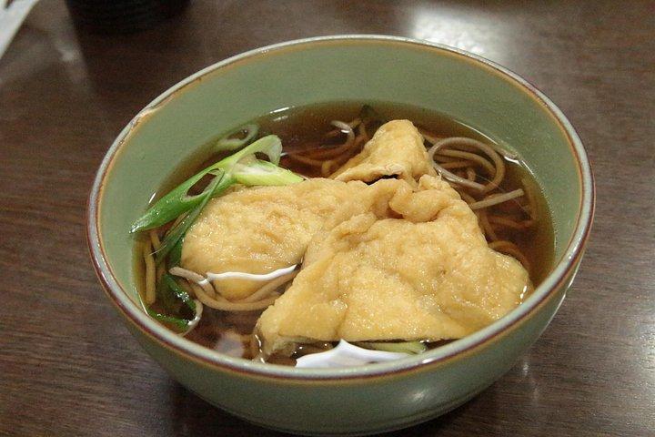 伏見稲荷内部 - 探索と地元民とのランチ
