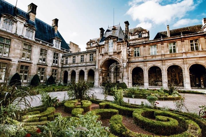 Marais District and Jewish Quarter Exclusive Guided Walking Tour