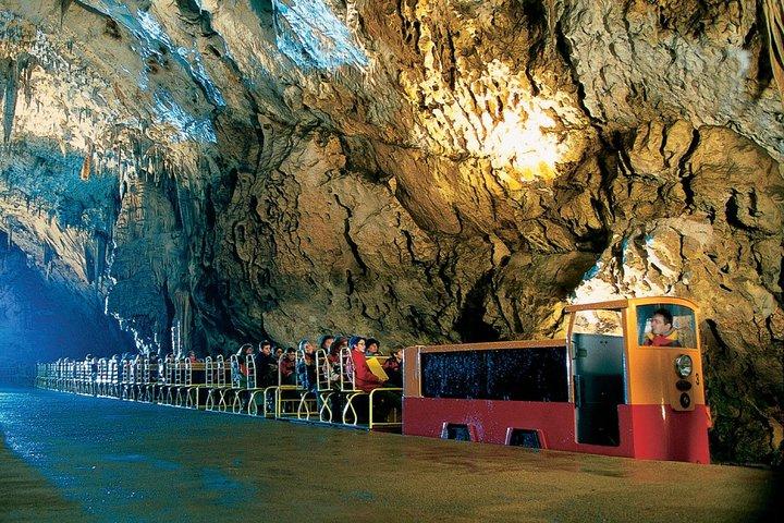 Postojna Cave & Predjama Castle fra Rijeka