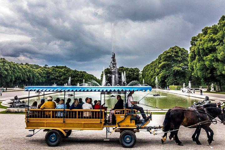 Excursão Privada pelo Castelo de Herrenchiemsee saindo de Munique com passeio de cruzeiro e carruagem