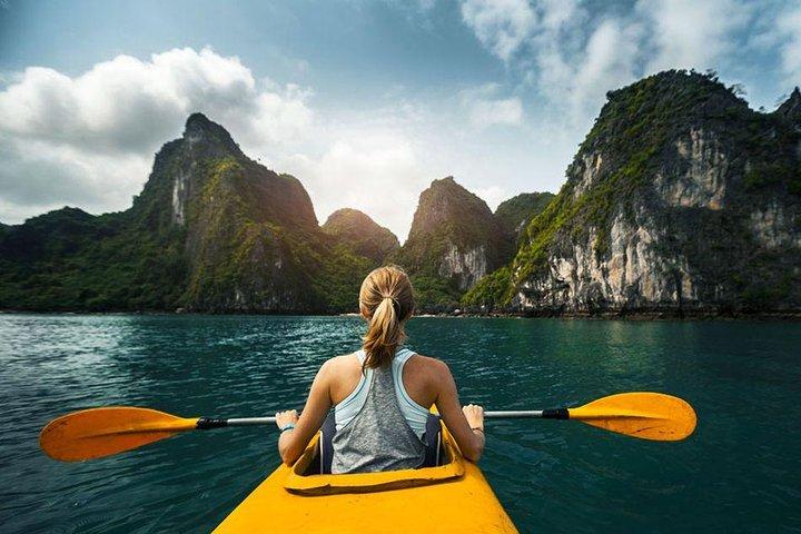 Demi-journée à la découverte de la baie d'Halong avec déjeuner, grotte du paradis et kayak