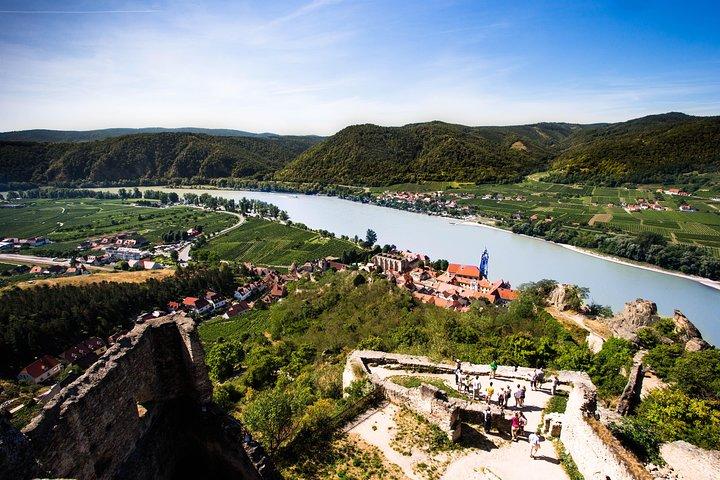 ウィーン発ヴァッハウ渓谷とワインテイスティング少人数ツアー