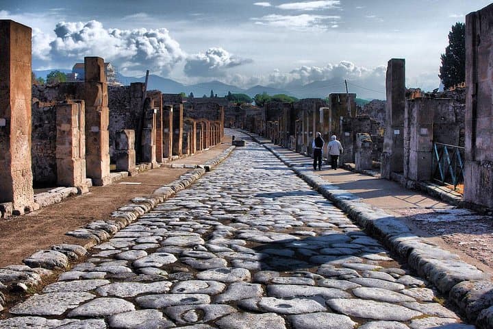 Pompeii Ruins & Wine Tasting with Lunch on Vesuvius with Private Transfer