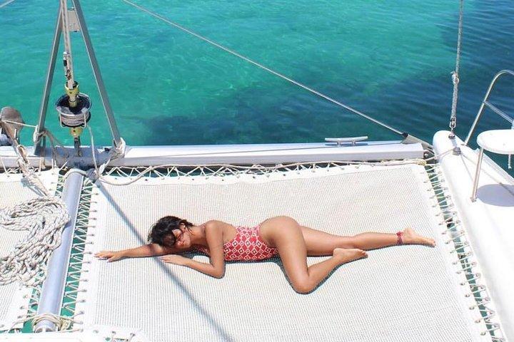 カタマラン ビュッフェとドリンクを含むムヘーレス島へのトップ ツアー セイル