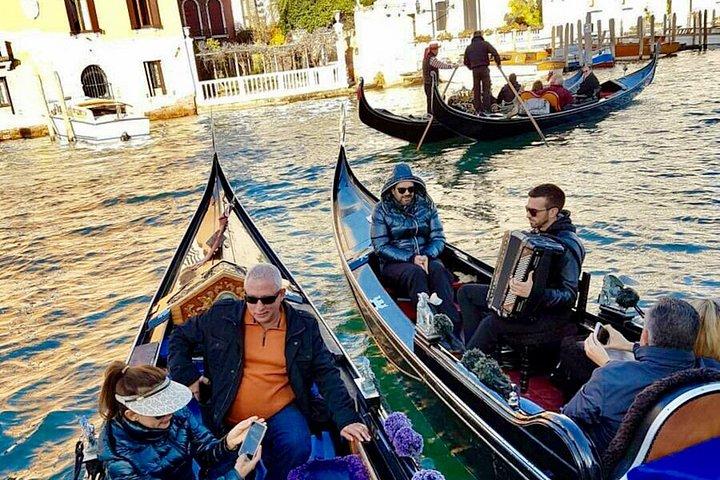 ヴェネツィアのプライベートゴンドラに乗って：運河でセレナーデを楽しむ