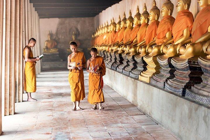 Full Day Charter un'auto privata con guida a Bangkok