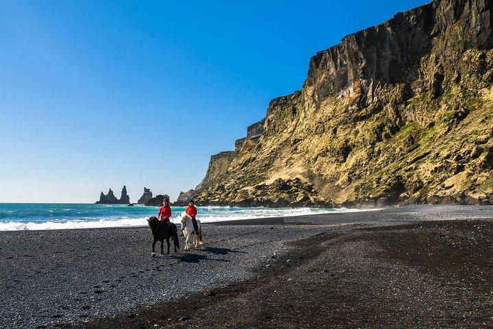 Excursion à cheval sur la plage de sable noir au départ de Vik
