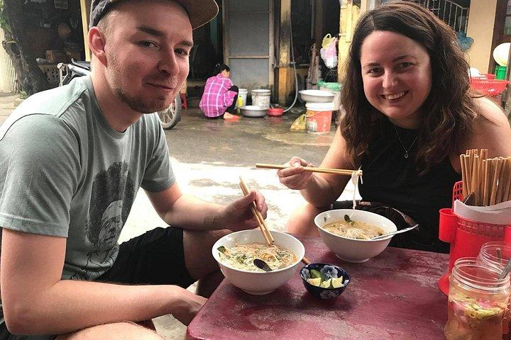 オートバイの試食と夕食を楽しめるホイアンフードツアー