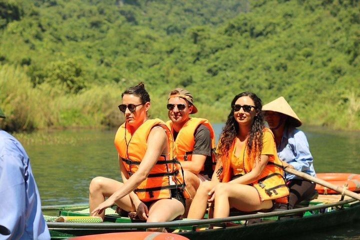 ハノイからのNinh Binh＆Cuc Phuongによる2日間のグループツアー：サイクリング、ボートツアー、ハイキング