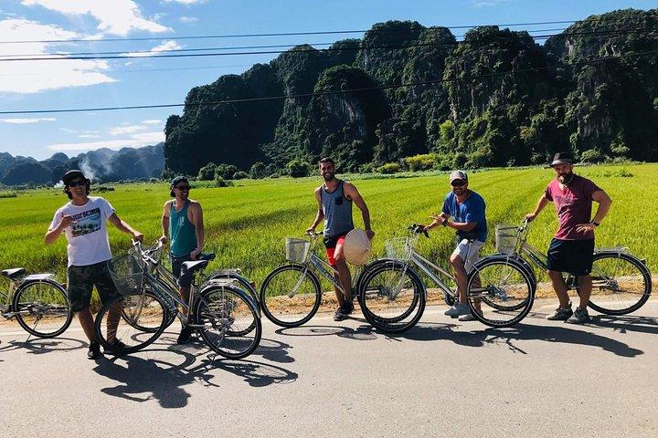 ハノイからのNinh Binh＆Cuc Phuongによる2日間のグループツアー：サイクリング、ボートツアー、ハイキング
