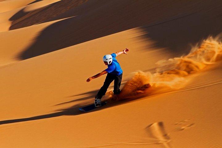 Excitant Dubaï Dune Buggy Safari et Sand Boarding & BBQ Dîner et Belly Dance Show