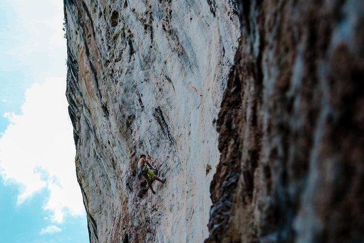 Intermediate-Advanced Half Day Private Rock Climbing Trip på Railay Beach