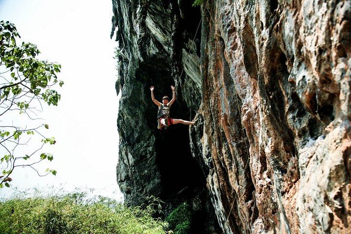 中級 - 上級半日プライベートロッククライミングトリップライレイビーチで