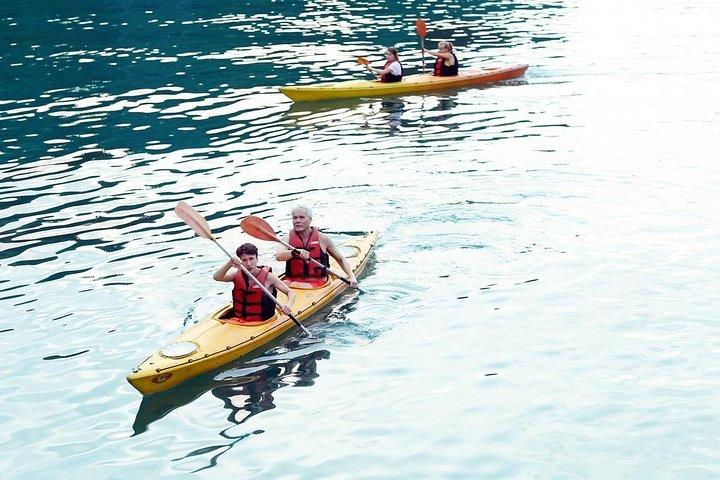 ハノイからのBai Tu Long Bayでの3日間のカヤックと探検洞窟クルーズ