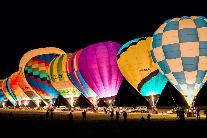 Yarra Valley sunrise balloon flight & champagne breakfast