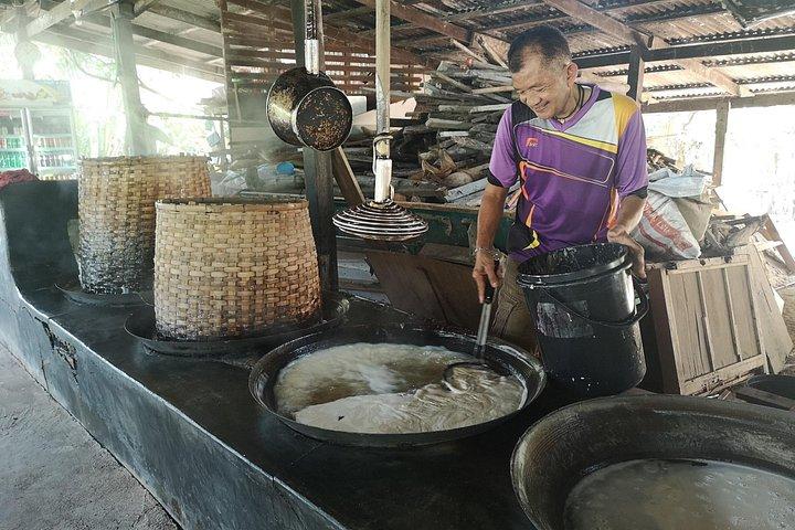 Thaka Floating Market: Thailand’s Most Authentic Experience