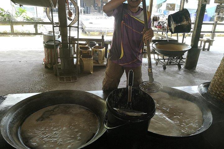 Thaka Floating Market: Thailand’s Most Authentic Experience