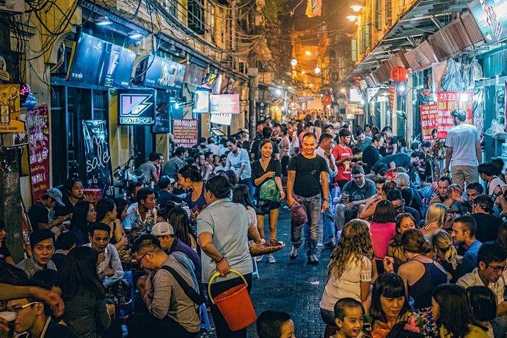 地元の人々とハノイの旧市街で最高の屋台の食事