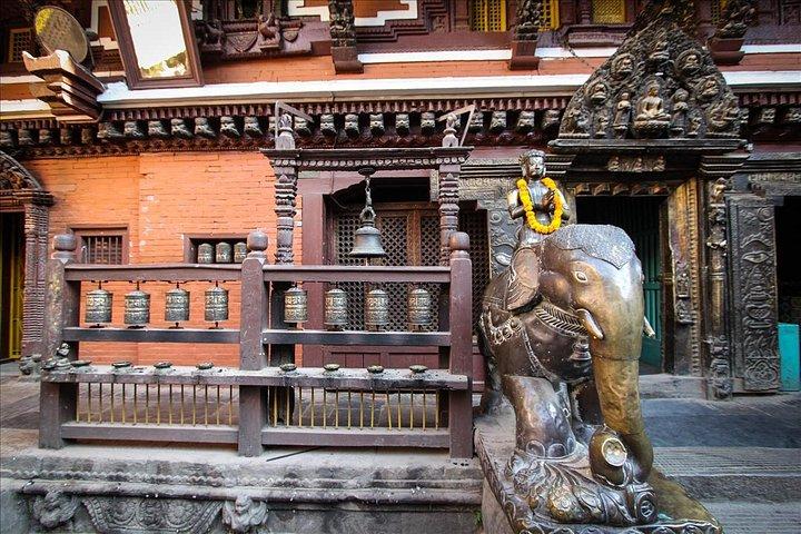 ダルバール、ヒンズー教の寺院、仏教徒のビハール - ストゥーパと博物館のあるパタンのプライベートツアー
