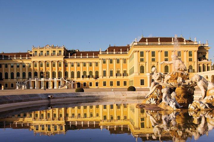 Excursion privée d'une journée costumée de Budapest à Vienne avec déjeuner