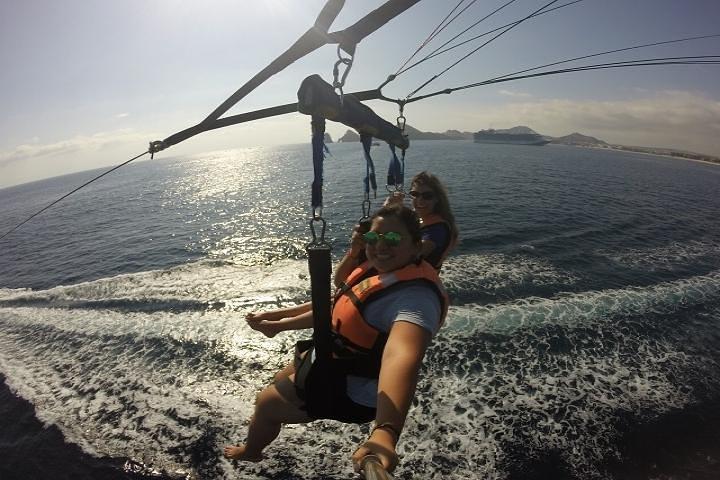 Enkelt eller dobbelt Parasailing i Cabo med udsigt over buen