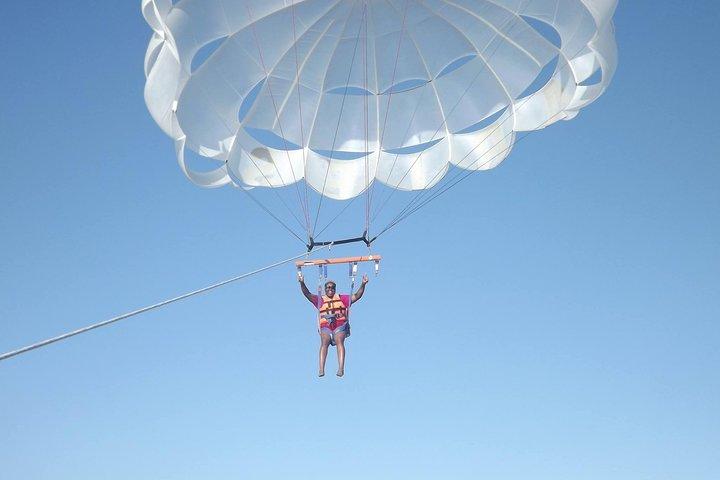 Enkelt eller dobbelt Parasailing i Cabo med udsigt over buen