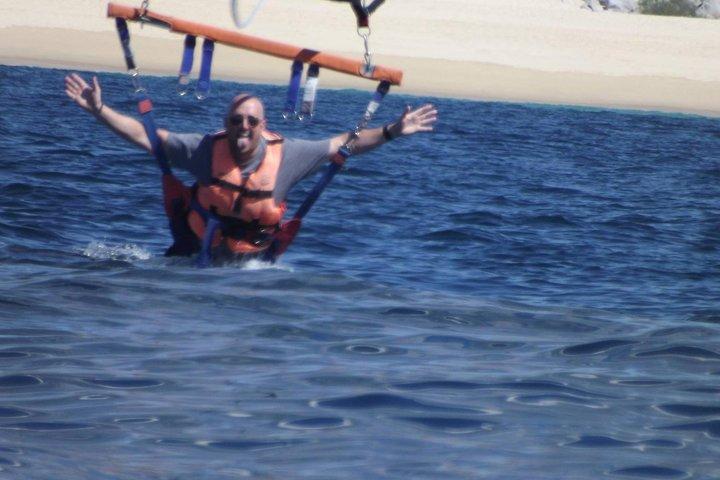 Enkelt eller dobbelt Parasailing i Cabo med udsigt over buen