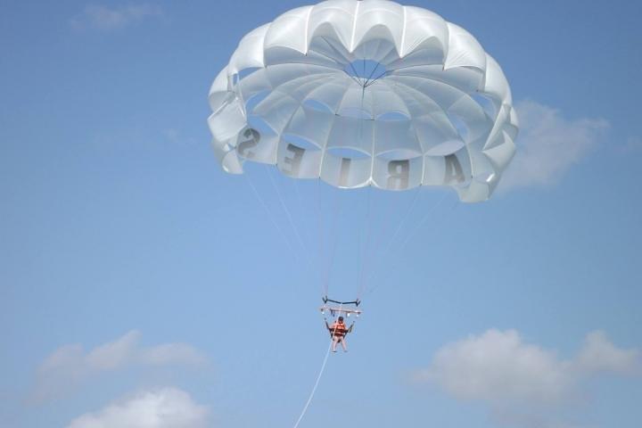 Enkelt eller dobbelt Parasailing i Cabo med udsigt over buen