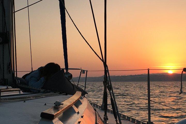 Lisbon Sunset Sensations auf einem privaten Segelboot mit Wein und Snacks