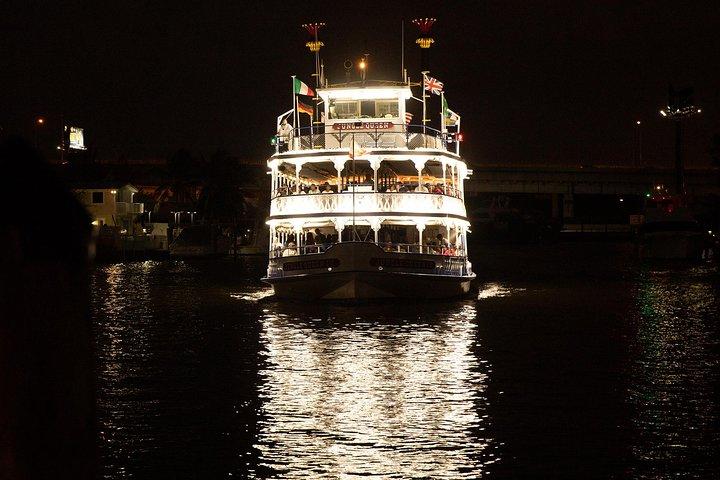 Alt du kan spise BBQ middag og show på Tropical Isle med Sightseeing Cruise